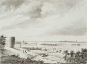 Turmruine am Fluss in weiter Ebene