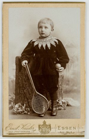 Knabe mit Tennisspiel, Kessler Hof-Photograph