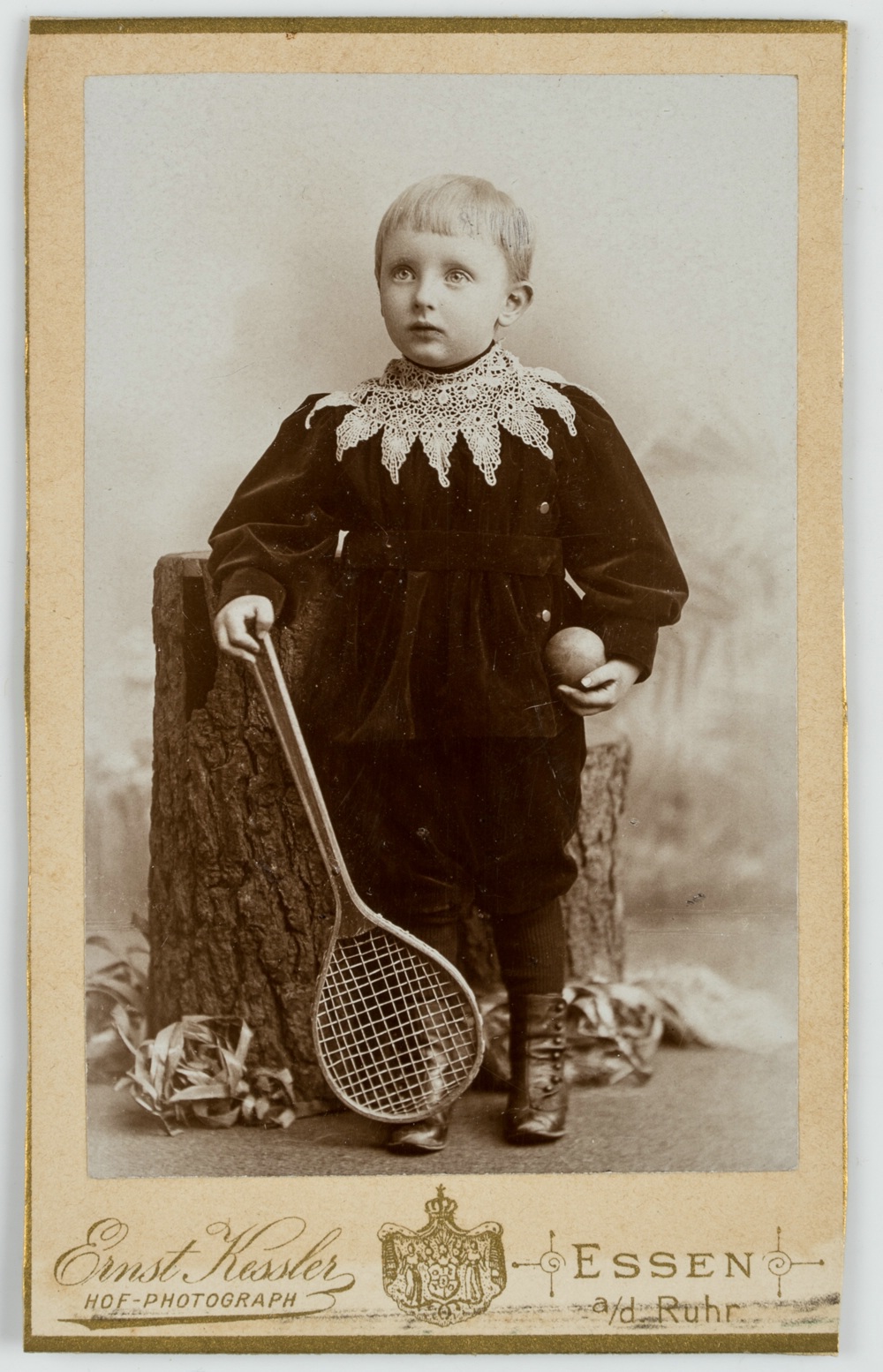 Knabe mit Tennisspiel, Kessler Hof-Photograph