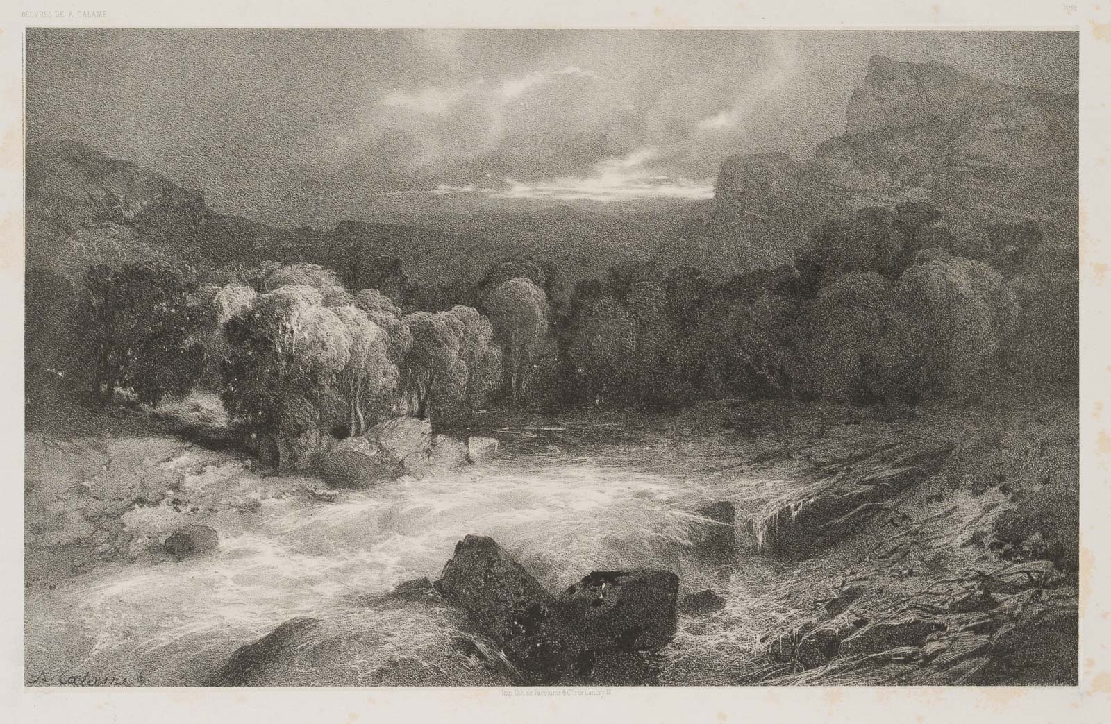 Gebirgsfluss in Alpenlandschaft