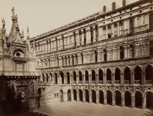 Hoffassade v. Dogenpalast