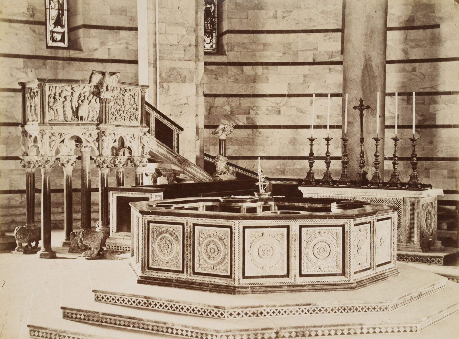 Baptisterium von Pisa, Innenansicht