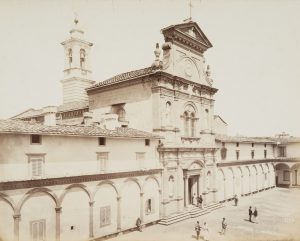 Abteikirche, Innenhof mit Mönchen