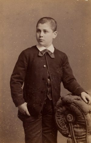 Portrait. Junge. Kniestück. CdV.
