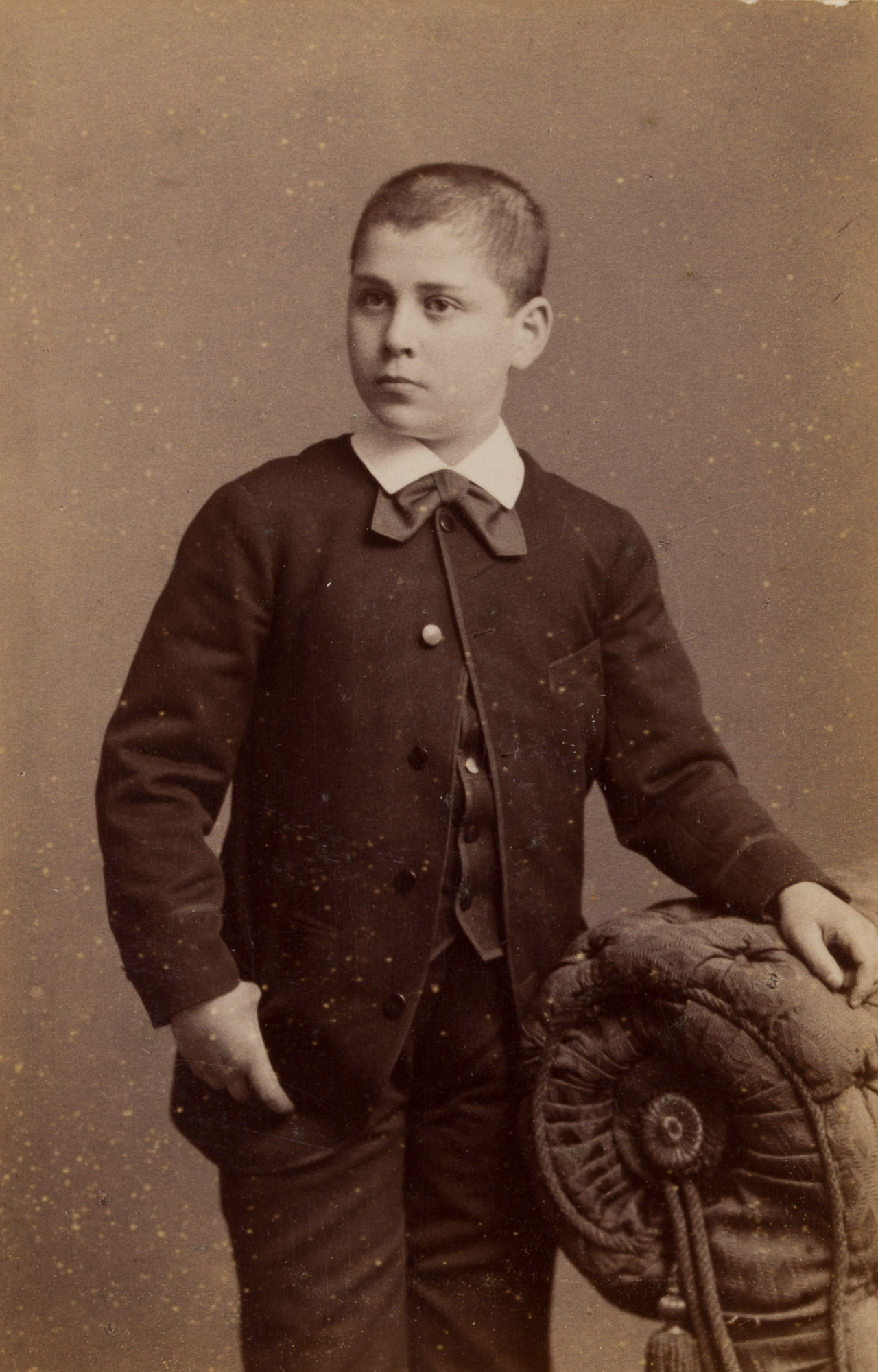 Portrait. Junge. Kniestück. CdV.