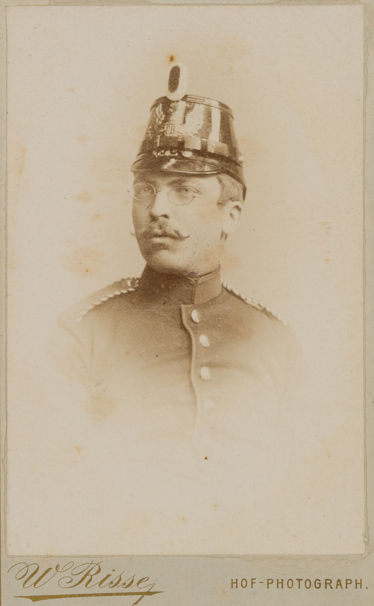 Junger Mann mit Helm m. Adler. CdV