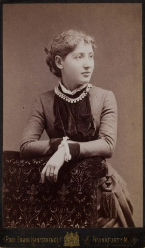 Elegante Dame mit Perlenkette