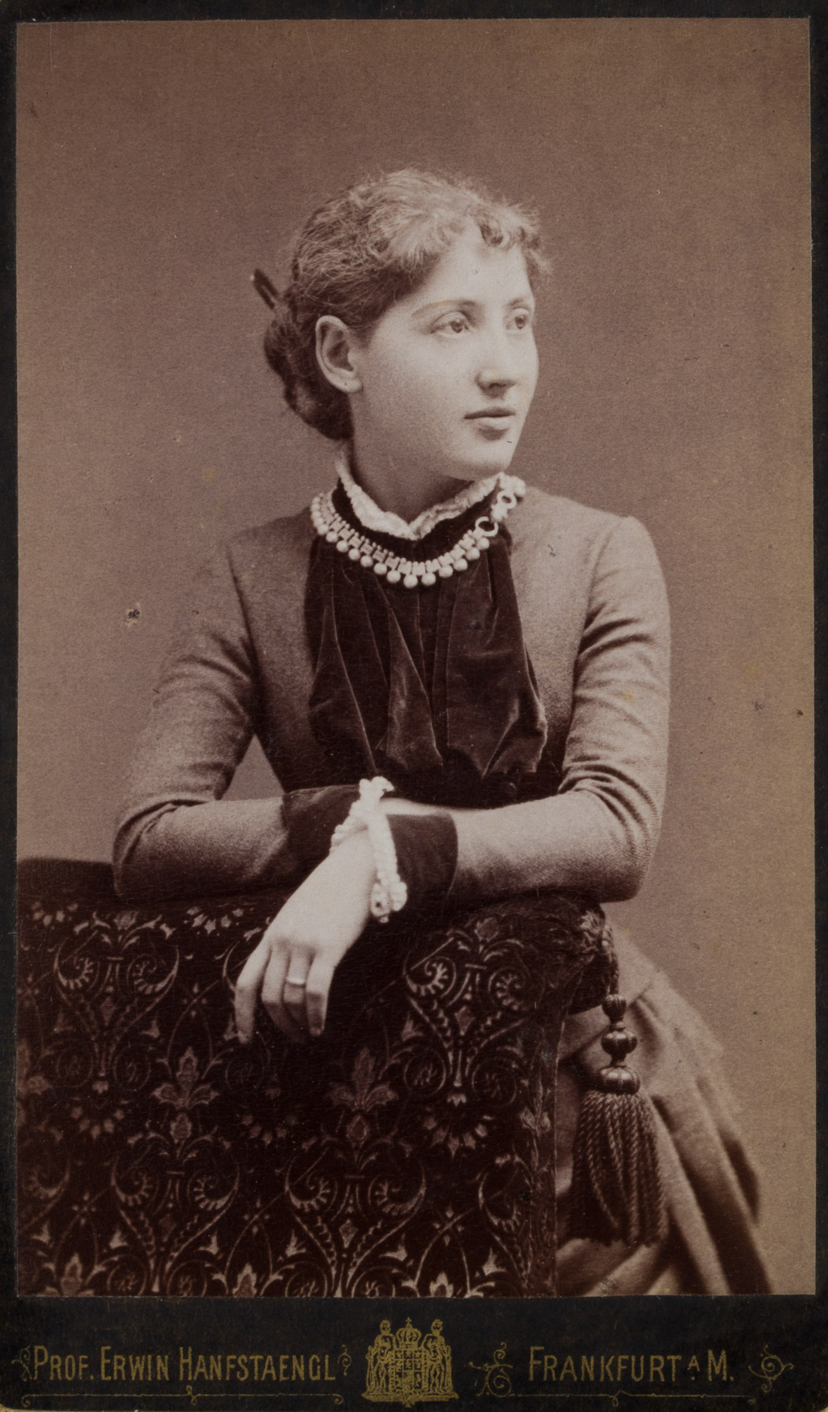 Elegante Dame mit Perlenkette