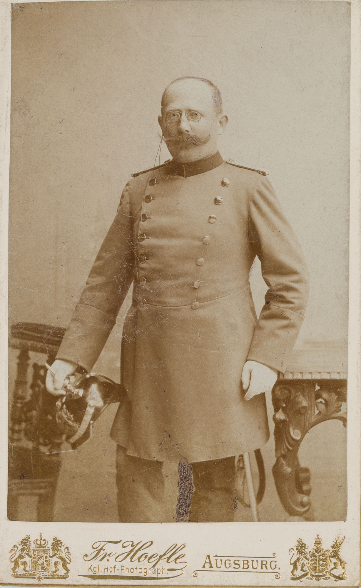 Uniformierter mit Pickelhaube