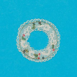Papierspitze in Kranzform mit Blumen