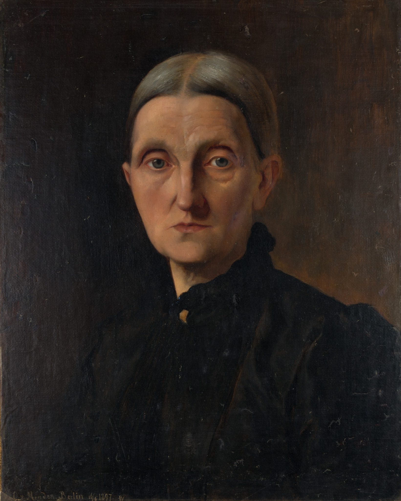 Ältere Dame in Schwarz