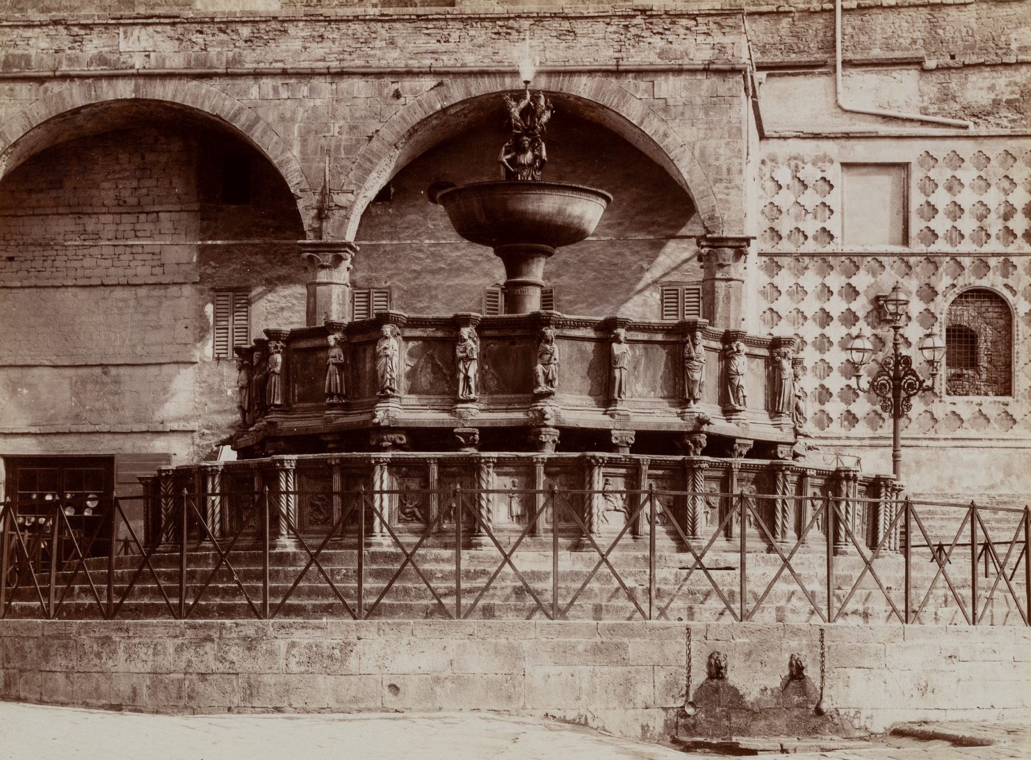 Brunnen am Dom von Perugia