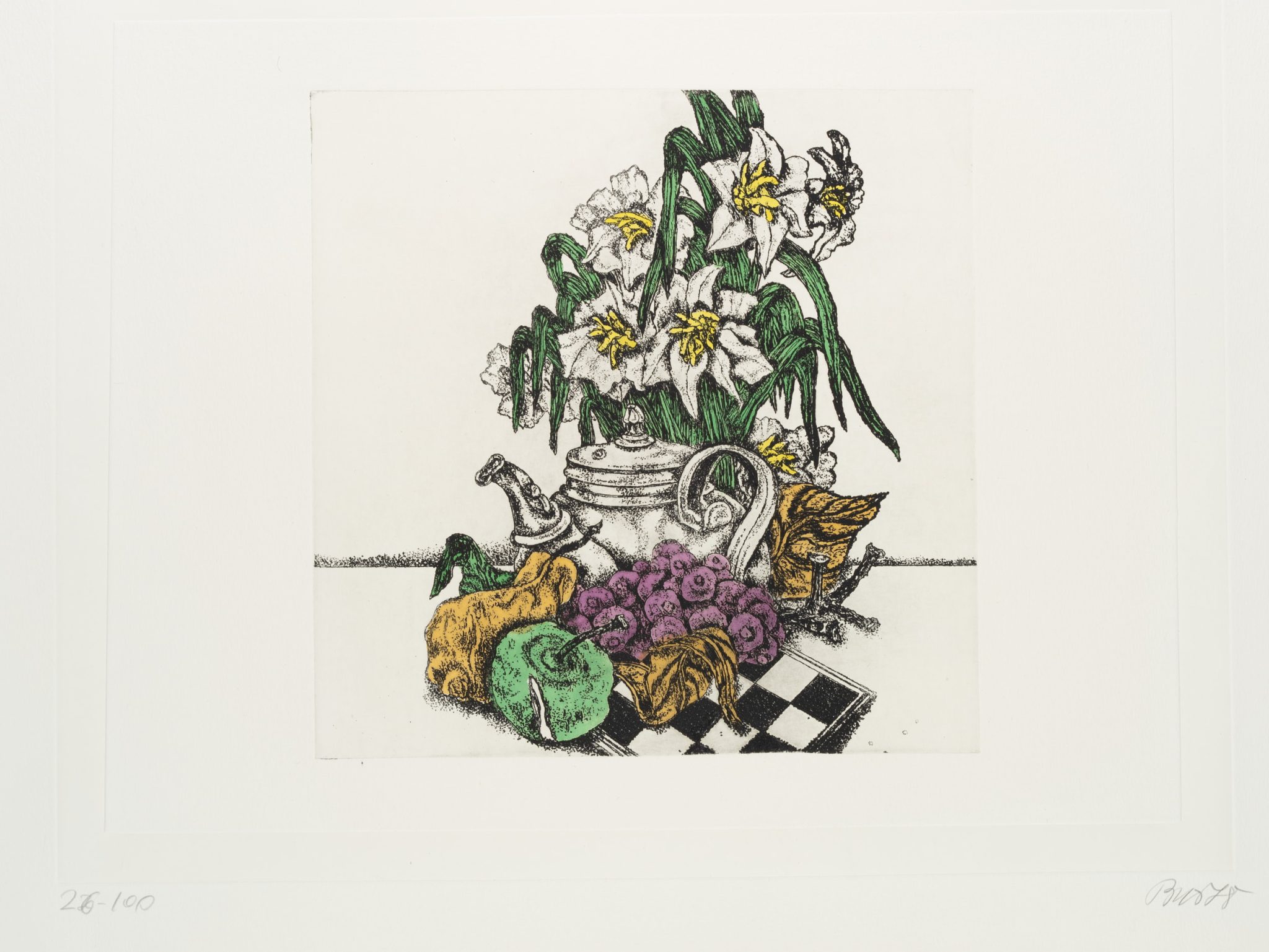 Arrangement aus Blumen, Kanne und Früchten