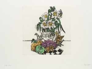 Arrangement aus Blumen, Kanne und Früchten