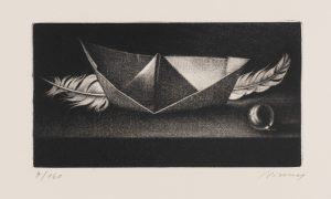 Papierschiff, Feder und Murmel. Stillleben