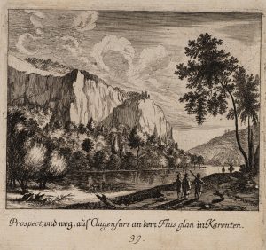 Flusslandschaft mit steilen Berghängen