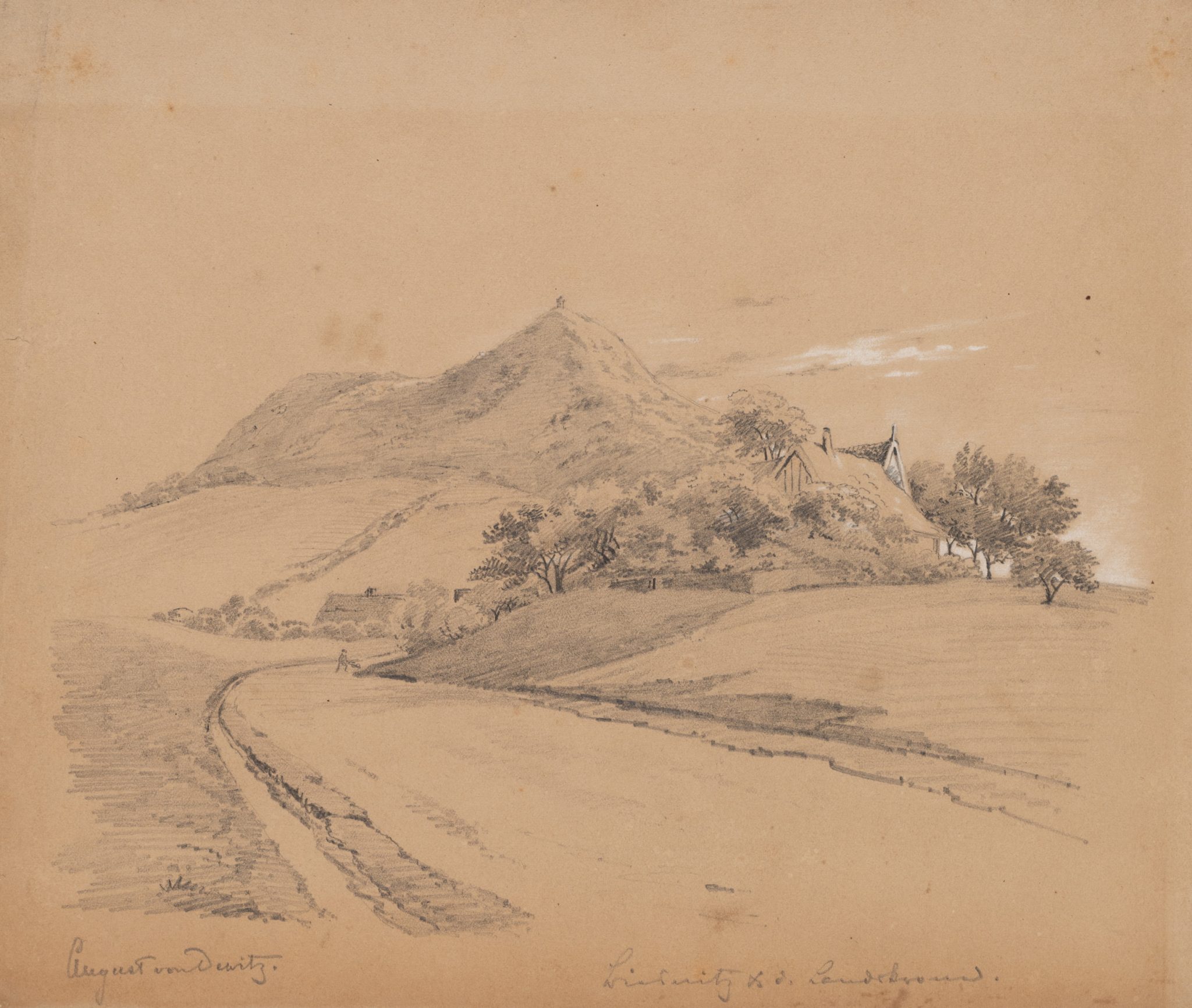 Pittoreske Landschaft mit bewaldetem Hügel