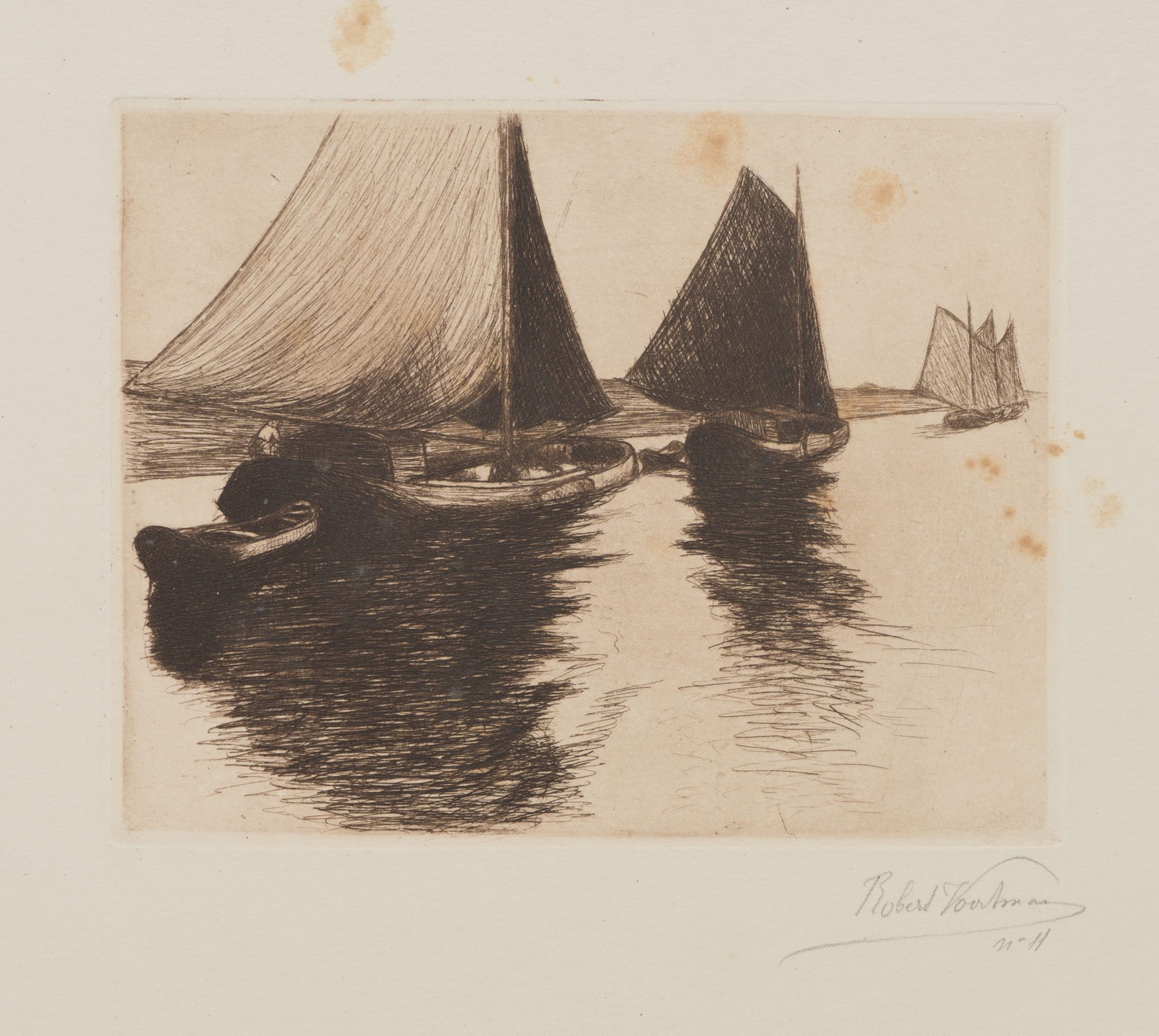 Segelboote auf ruhigem Wasser
