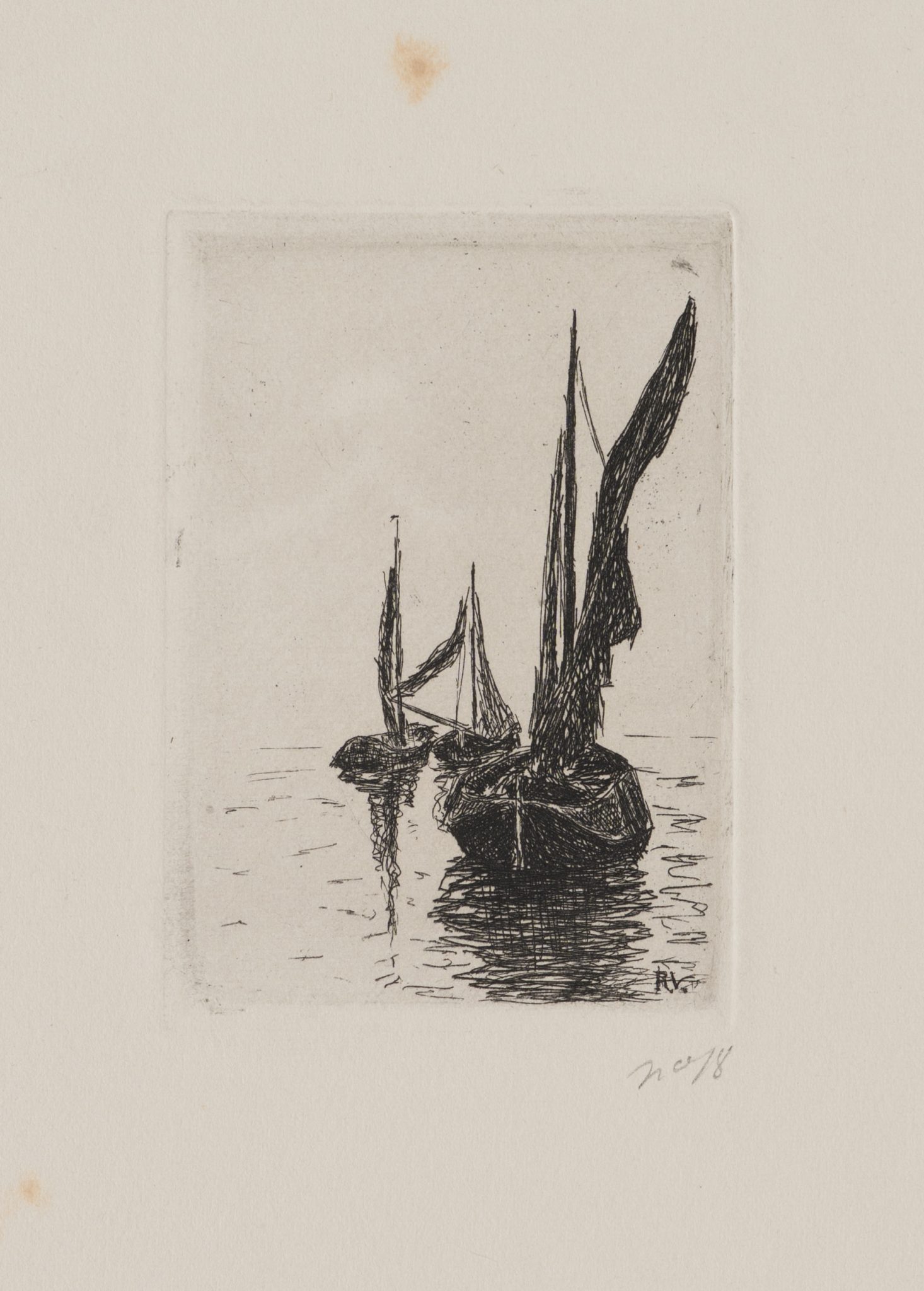 Drei Segelboote auf stillem Wasser
