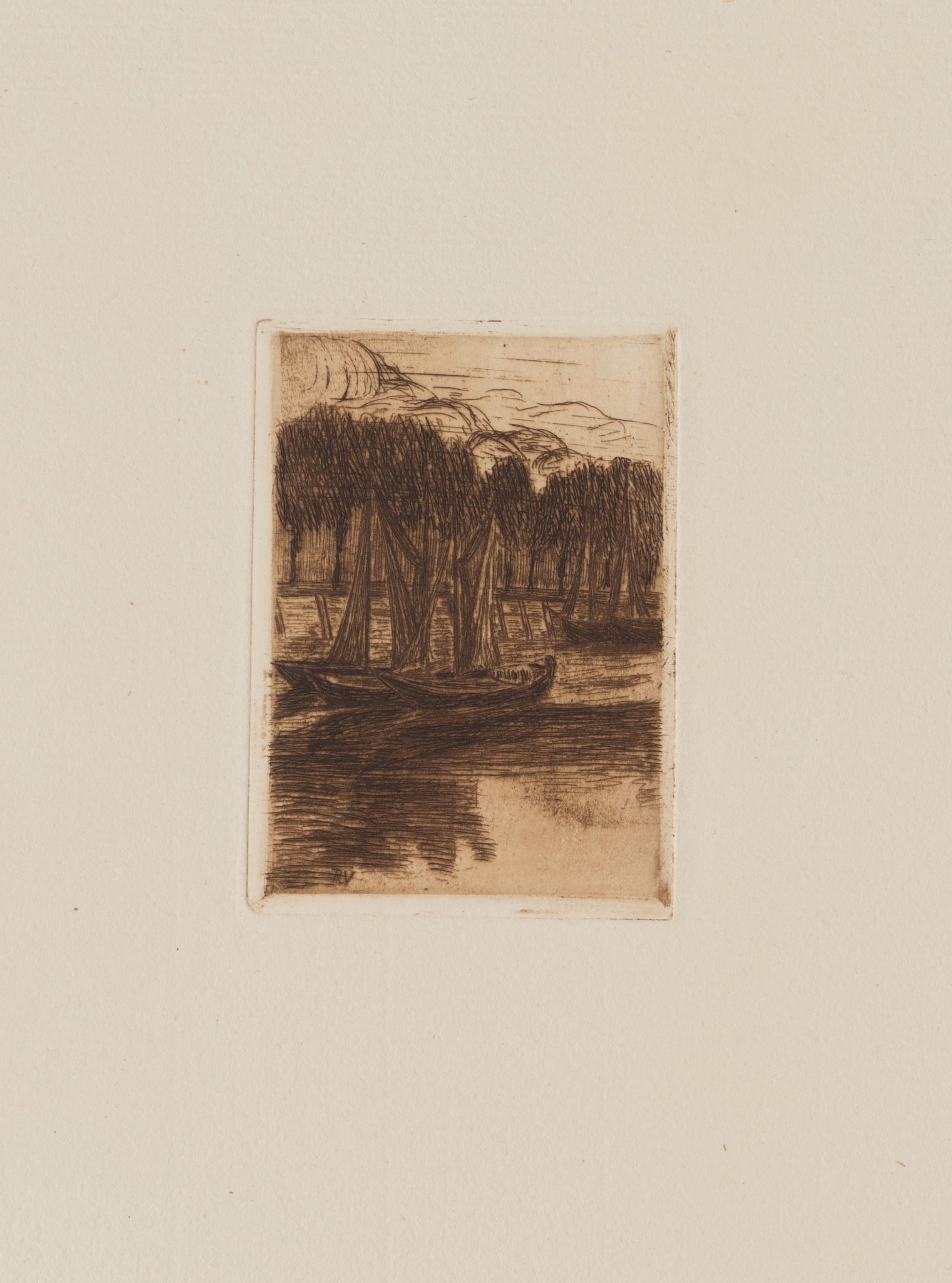 Boote vor Uferpromenade