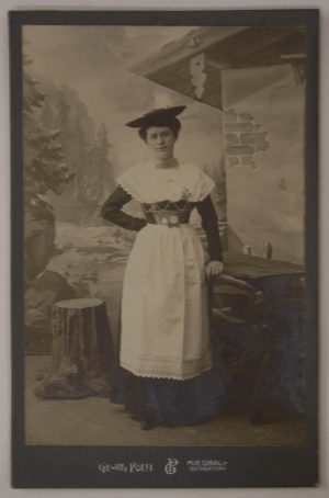 Mädchen in oberbayerischer Tracht