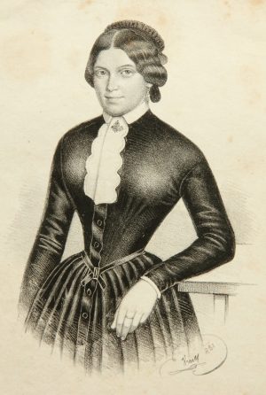 Junge Frau in schwarzem Kleid