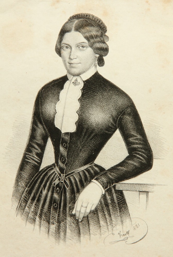 Junge Frau in schwarzem Kleid